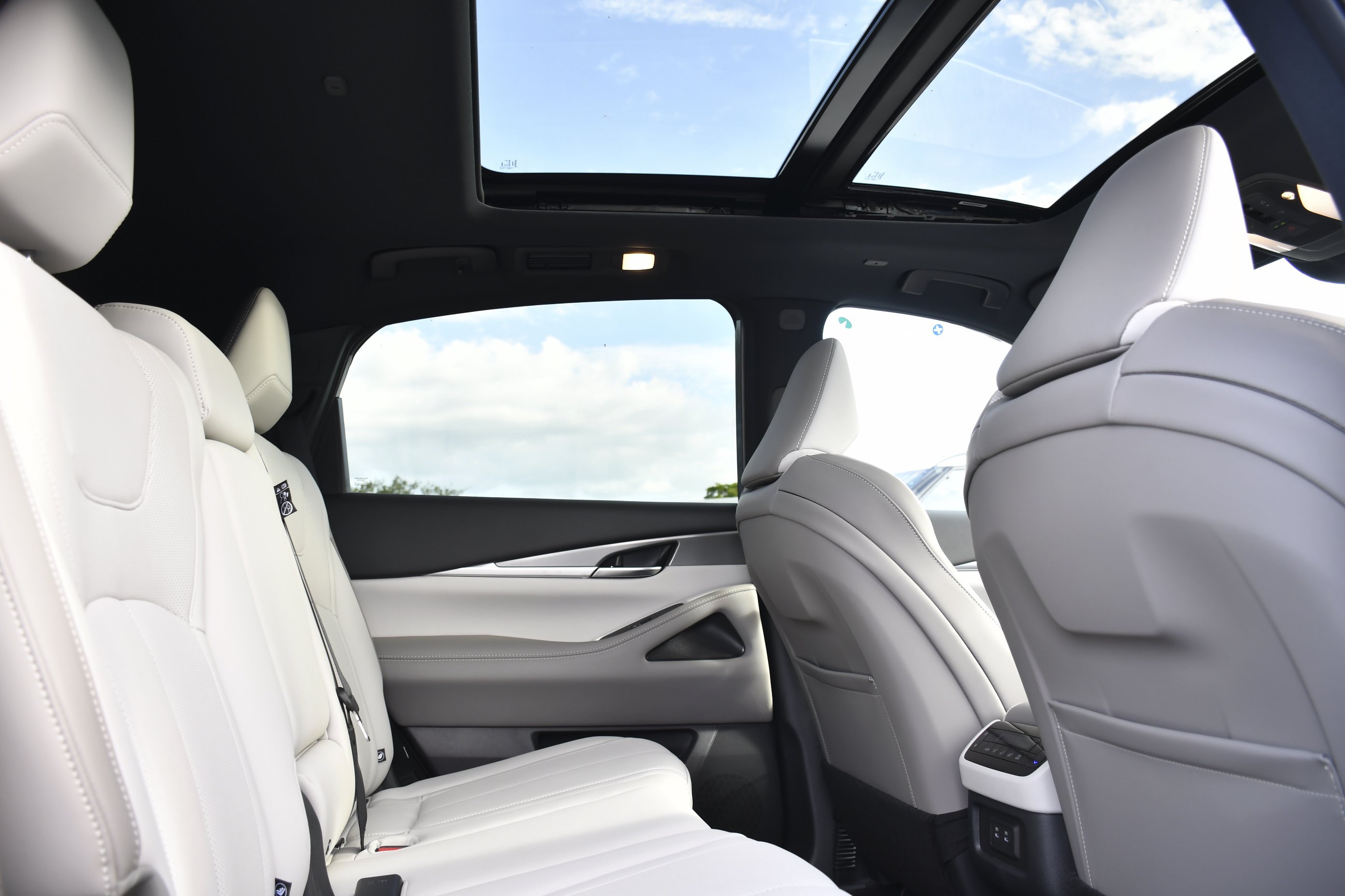 New 2027 GRAPHITE SHADOW INFINITI Luxe AWD image 30