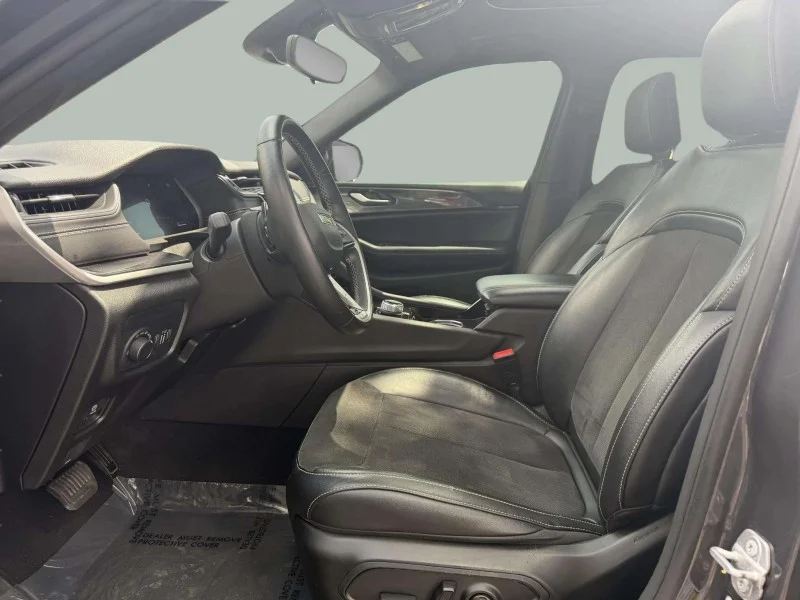 Used 2022  Jeep Laredo image 20