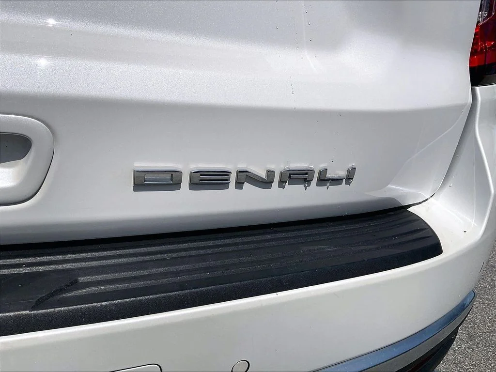 Used 2022 White Frost Tricoat GMC Denali image 29