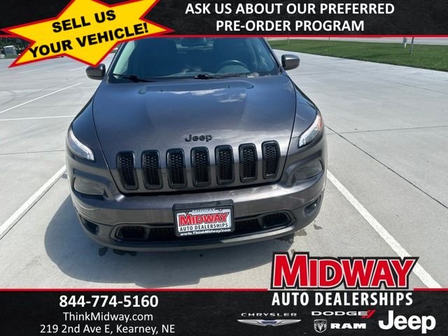 Certified Used 2018 Gray Jeep Latitude image 4