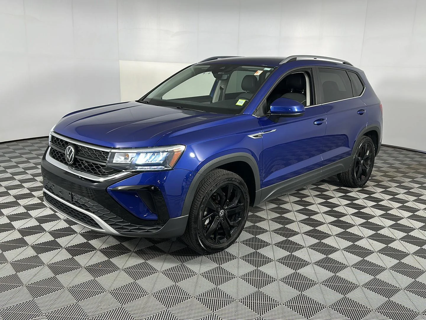 Used 2023 Dusk Blue Metallic Volkswagen SE image 4
