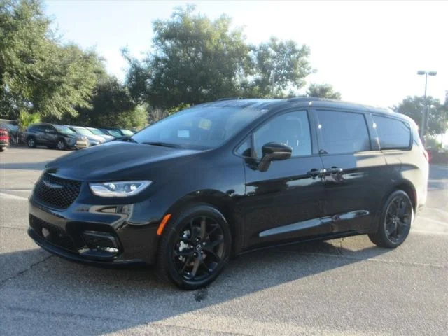 New 2026 Diamond Black Crystal Pearl-Coat Exterior Paint Chrysler Limited image 3