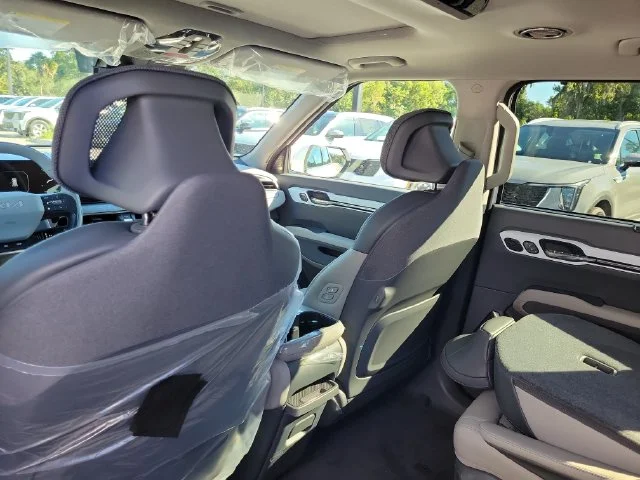 New 2026 Glacial White Pearl Kia Land AWD image 11
