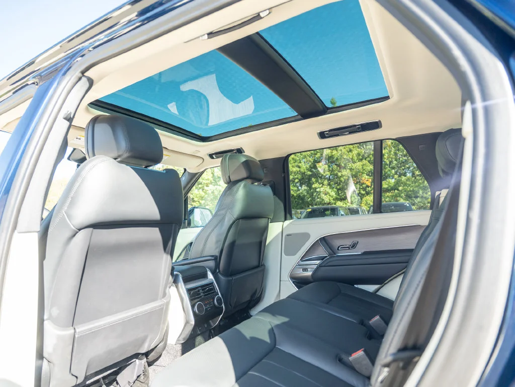 Used 2023 Blue Land Rover SE image 32