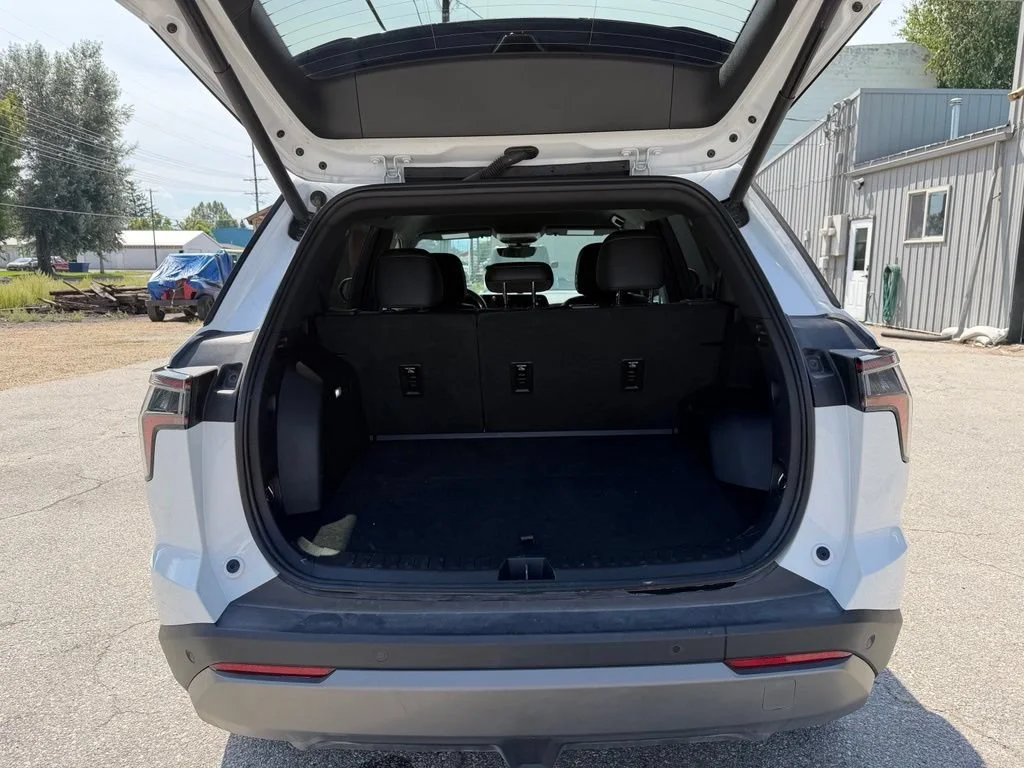 Used 2025 Summit White Chevrolet LT image 21
