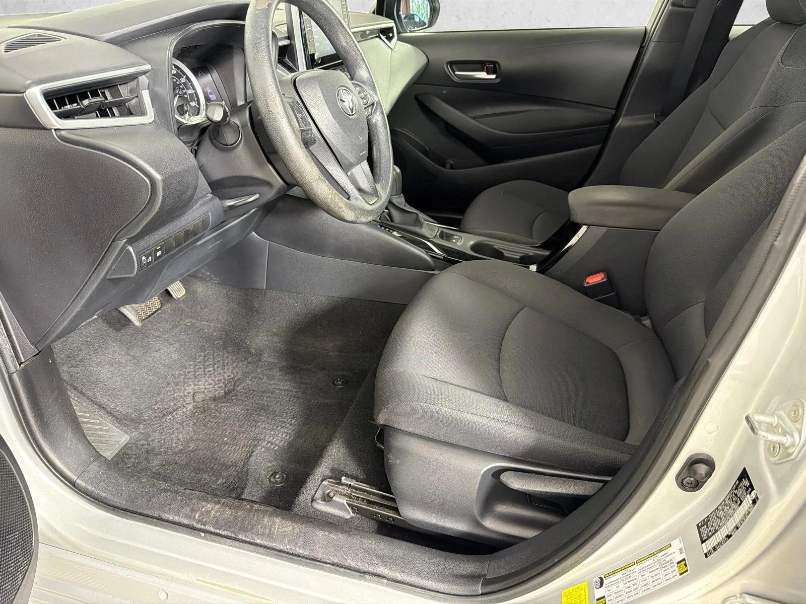 Used 2020 White Toyota LE image 9