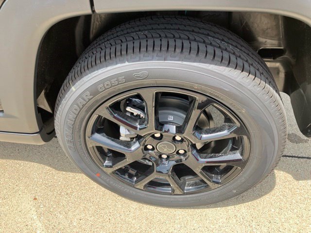 New 2026 Diamond Black Crystal Pearl-Coat Exterior Paint Jeep Latitude Altitude image 24