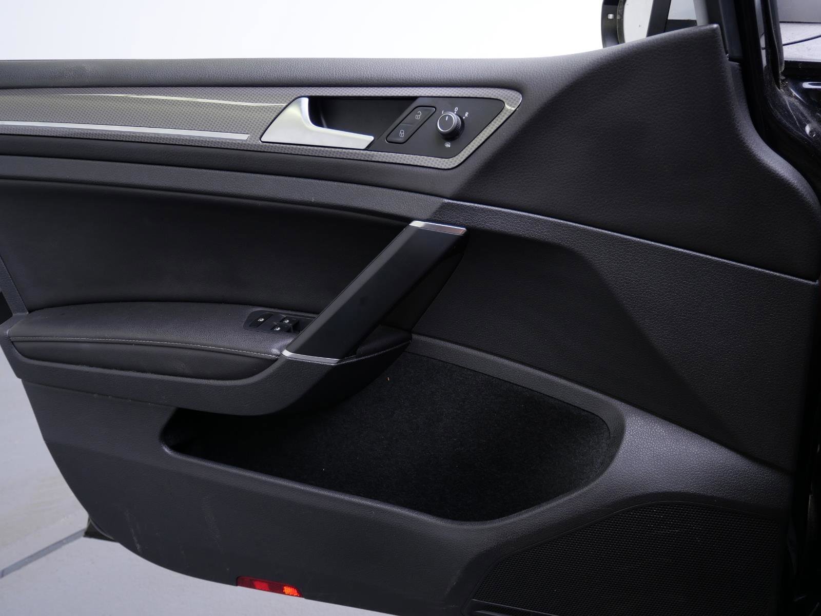 Used 2018  Volkswagen S image 9
