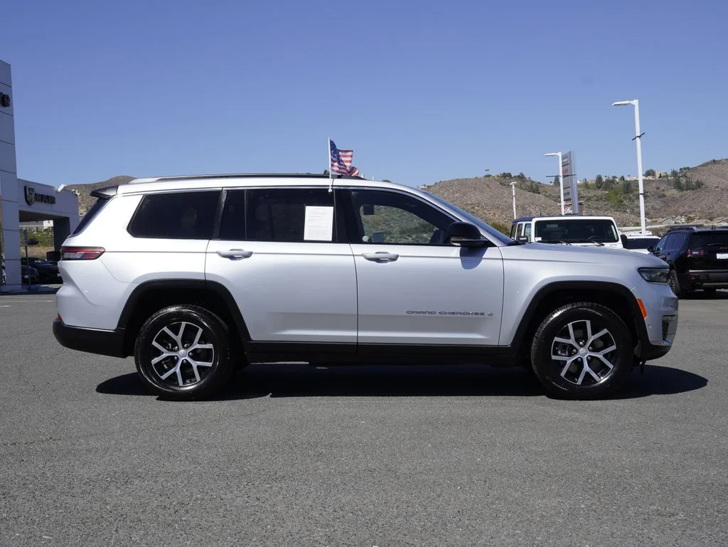 Used 2024 Silver Jeep Limited image 2