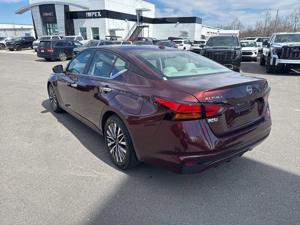 View vehicle photo 3