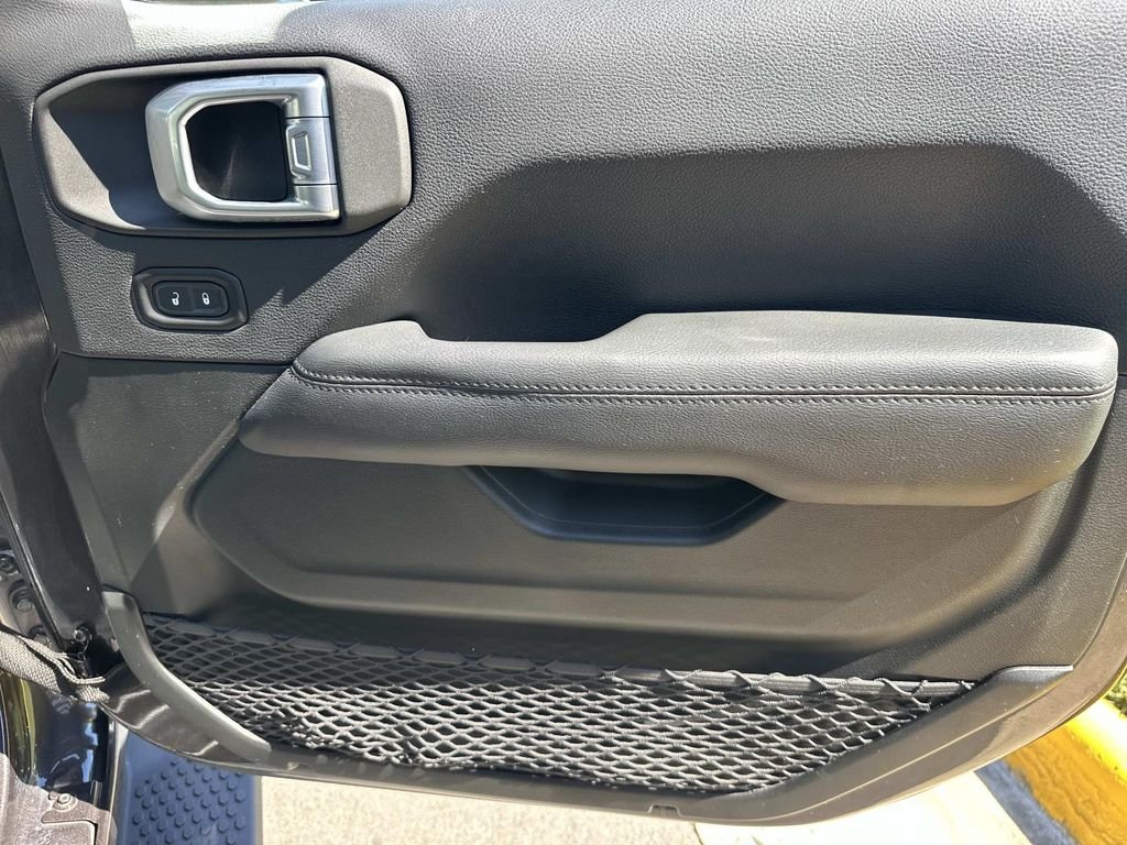 Used 2020 Crystal Metallic Jeep Unlimited Sahara Altitude image 10