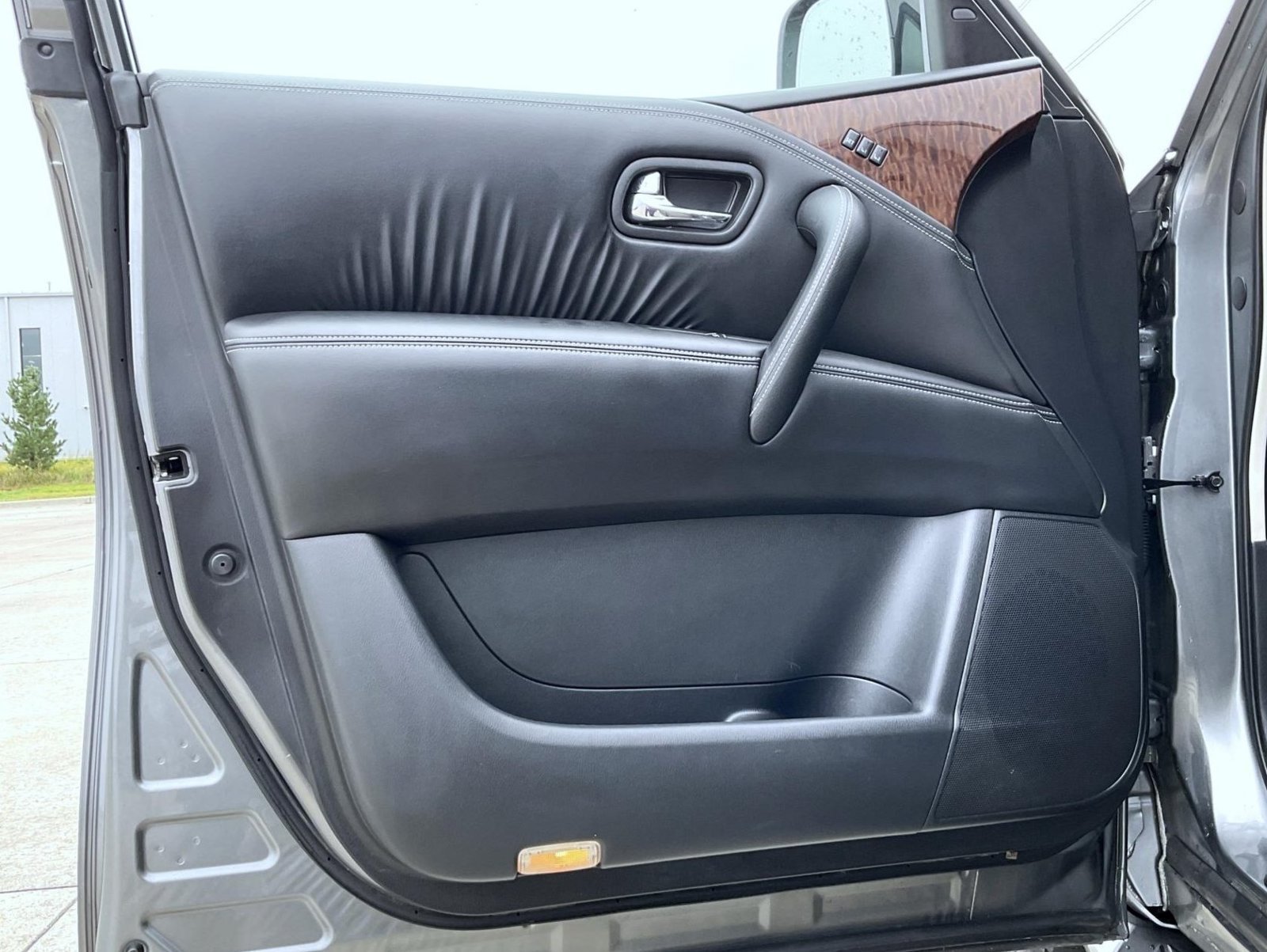 Used 2017 Gun Metallic Nissan Platinum image 9