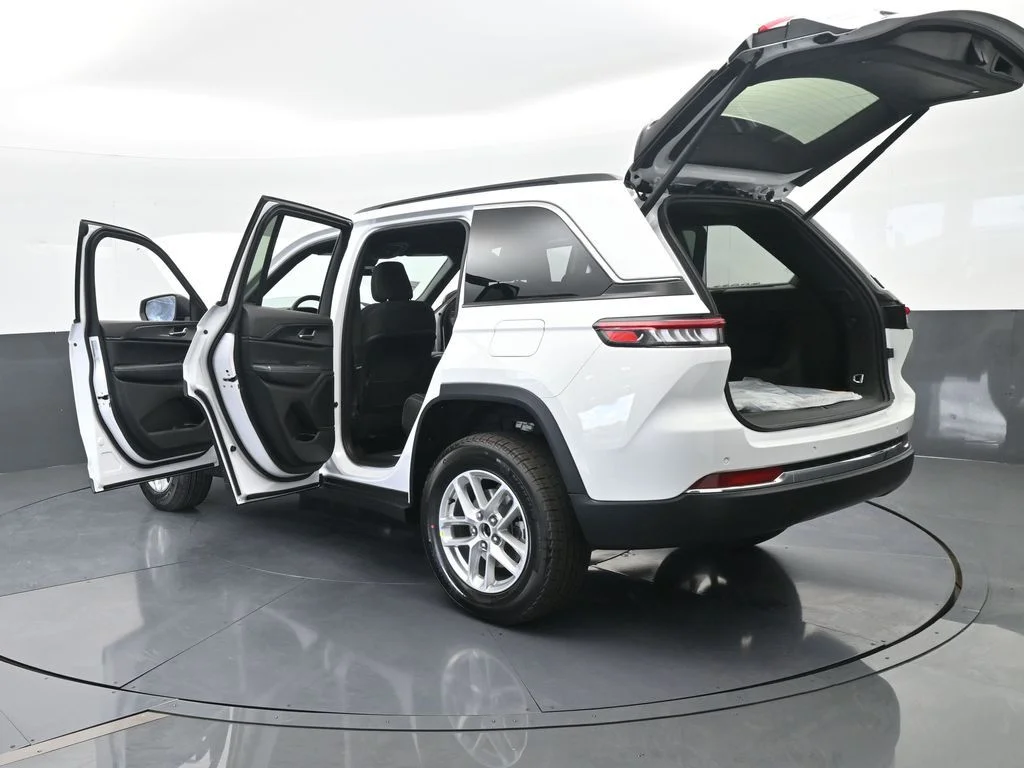 New 2026 Bright White Clear-Coat Exterior Paint Jeep Laredo X image 72