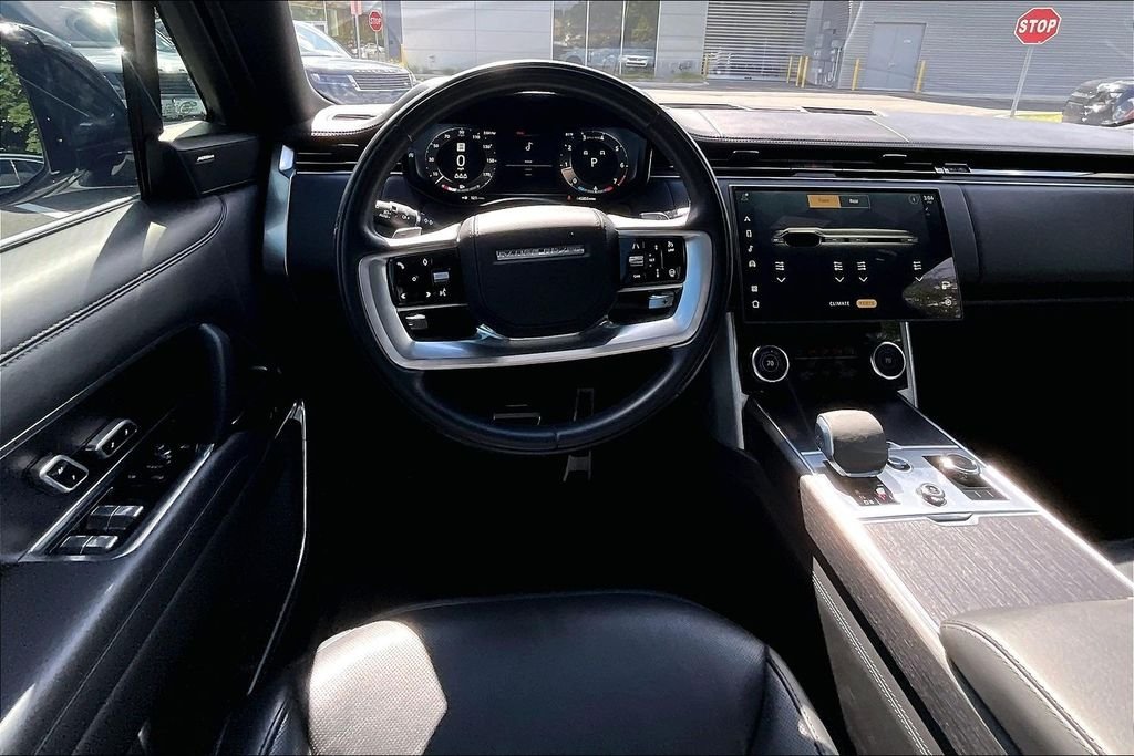 Used 2023 White Land Rover SE image 4