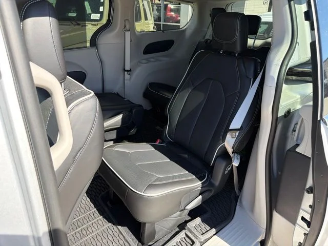 Used 2024 Silver Chrysler Limited image 5