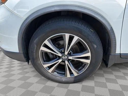 Used 2018 Pearl White Nissan SL image 13