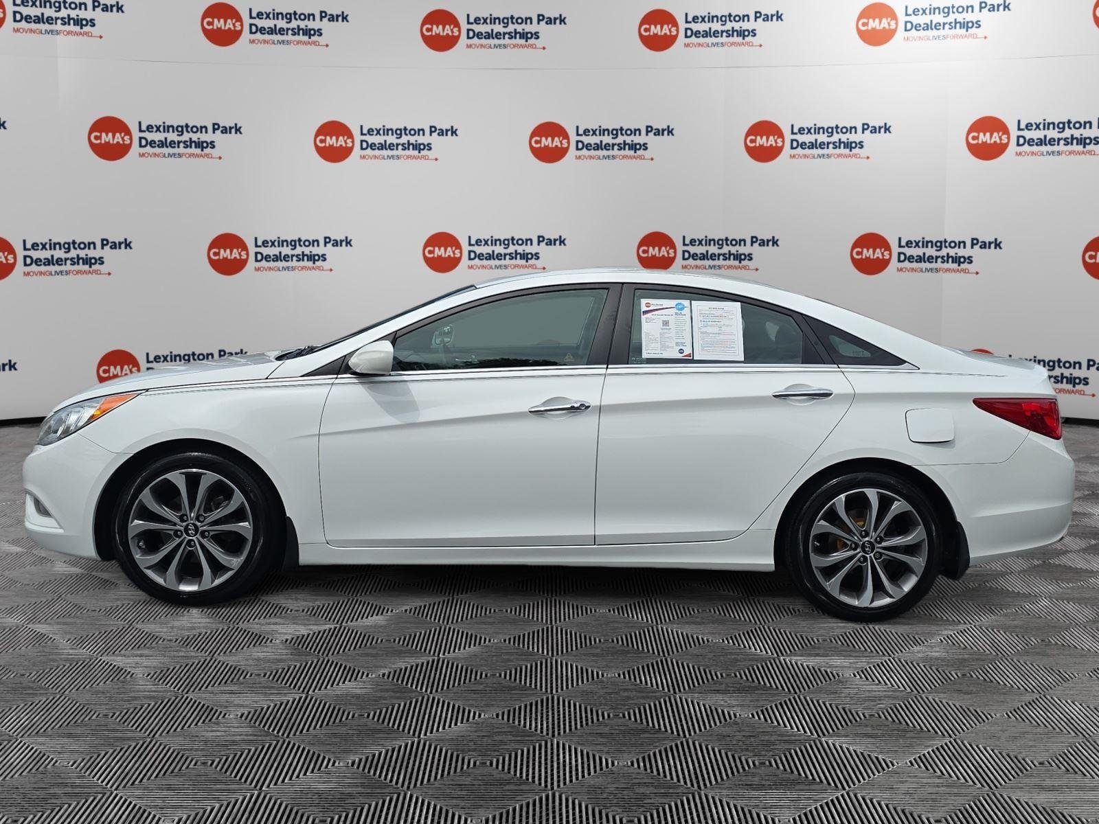 Used 2013 Shimmering White Hyundai SE image 4