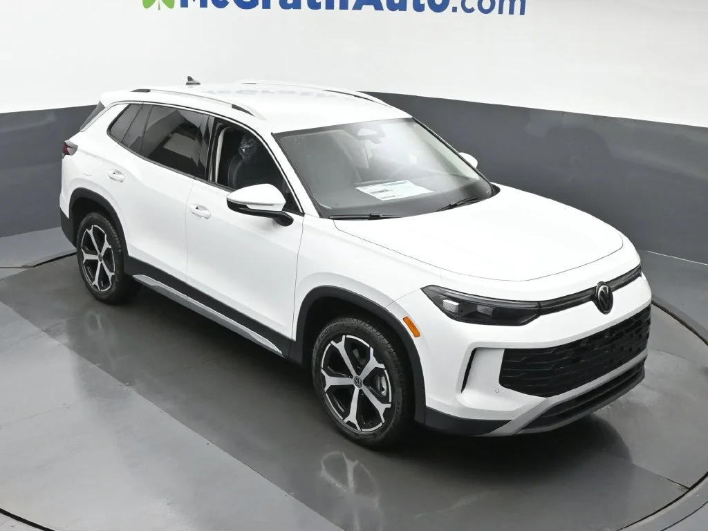 New 2026 White/off-white Volkswagen SE image 3