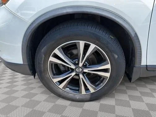 Used 2018 Pearl White Nissan SL image 13