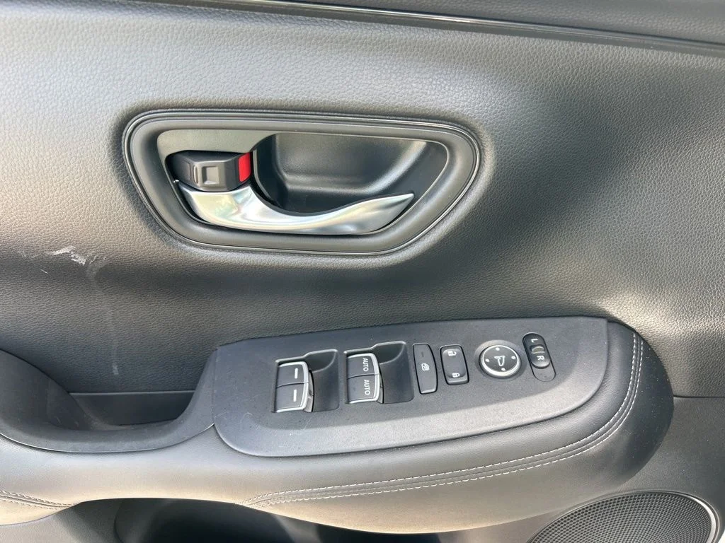 Used 2023 White Honda EX-L image 18