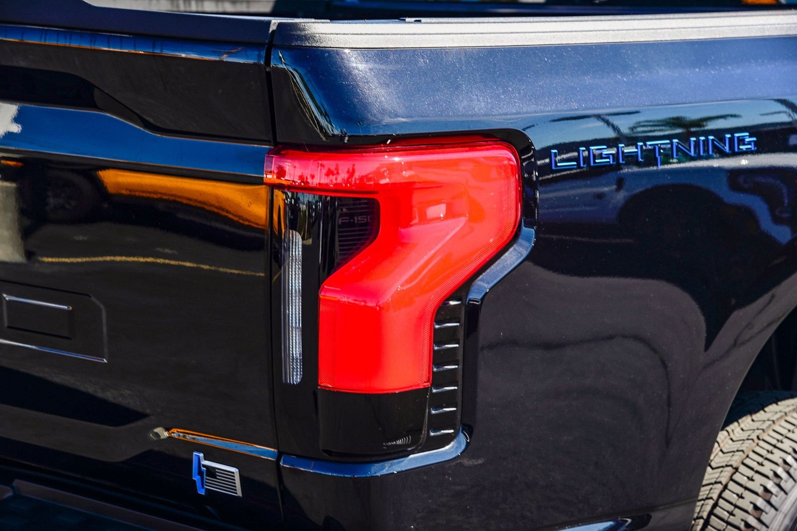 2025 Ford F-150 Lightning XLT - Photo 7