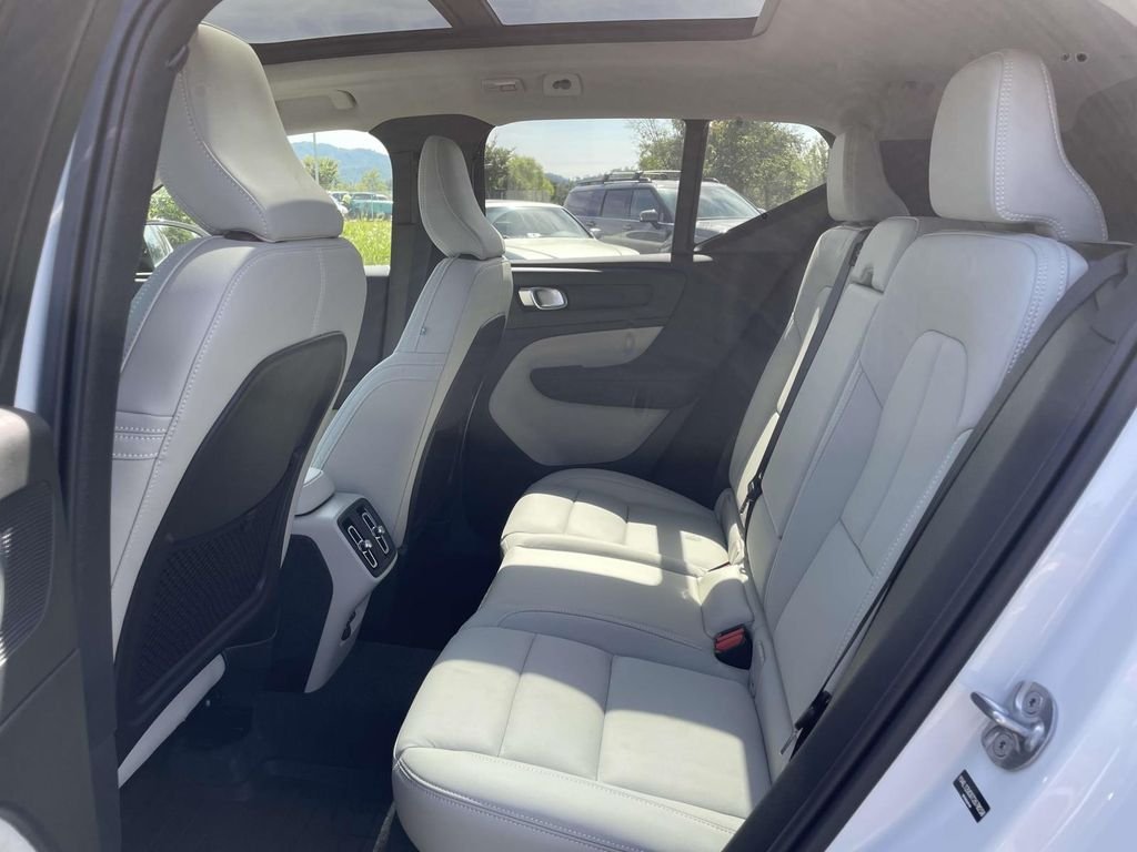 2026 Volvo XC40 Plus - Photo 3