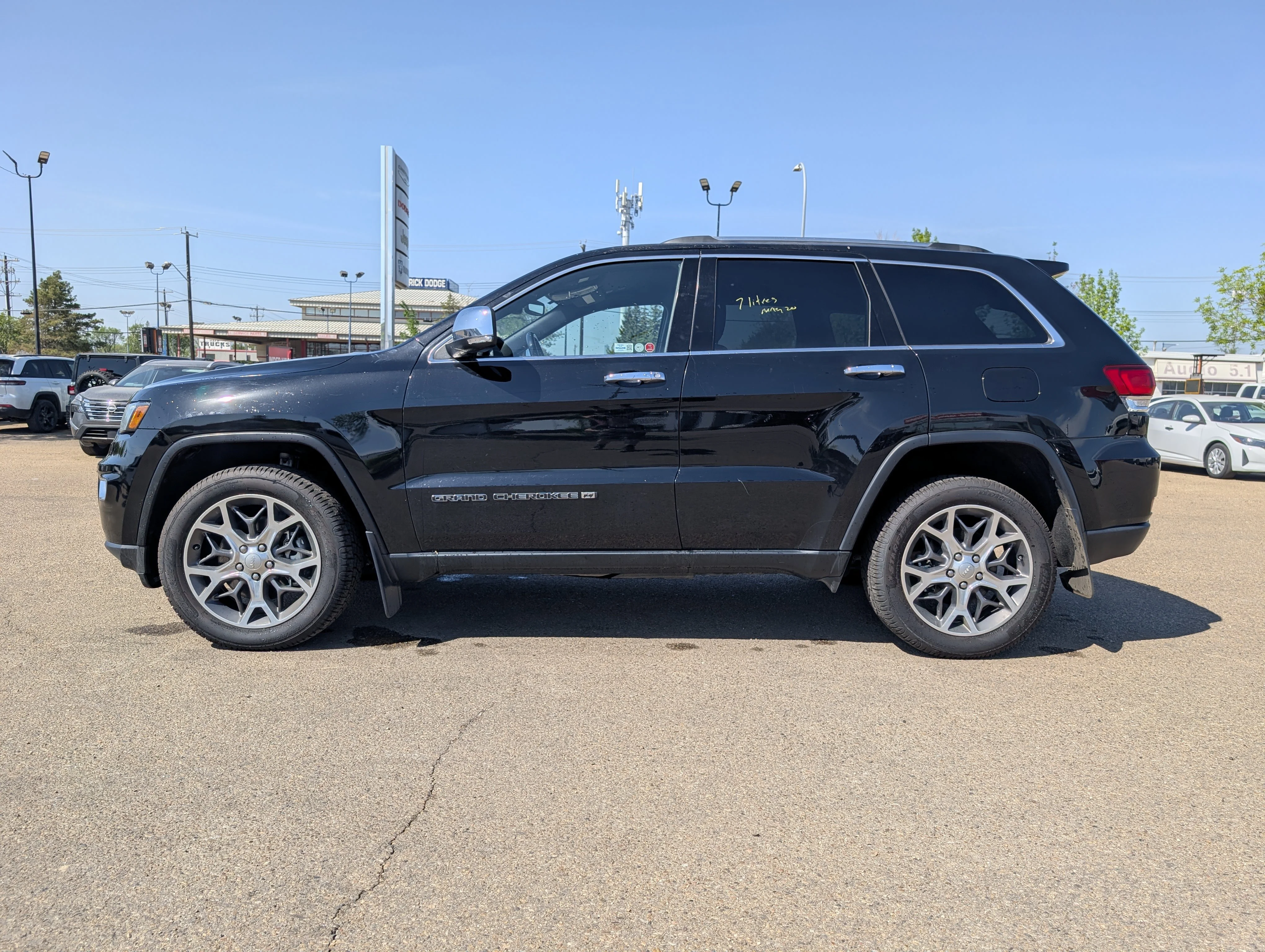 Used 2022 Diamond Black Crystal Pearlcoat Jeep Limited image 3