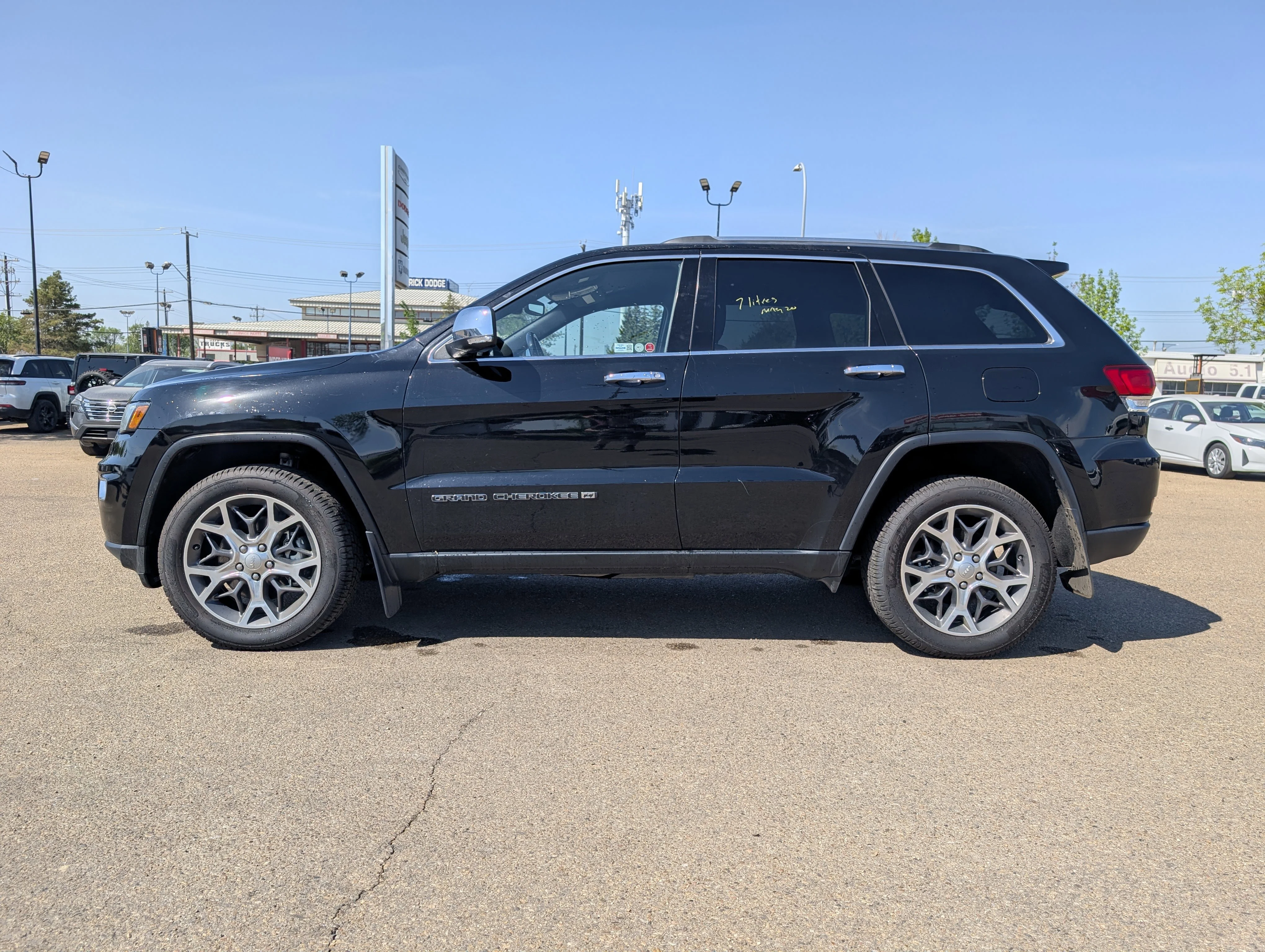 Used 2022 Diamond Black Crystal Pearlcoat Jeep Limited image 3