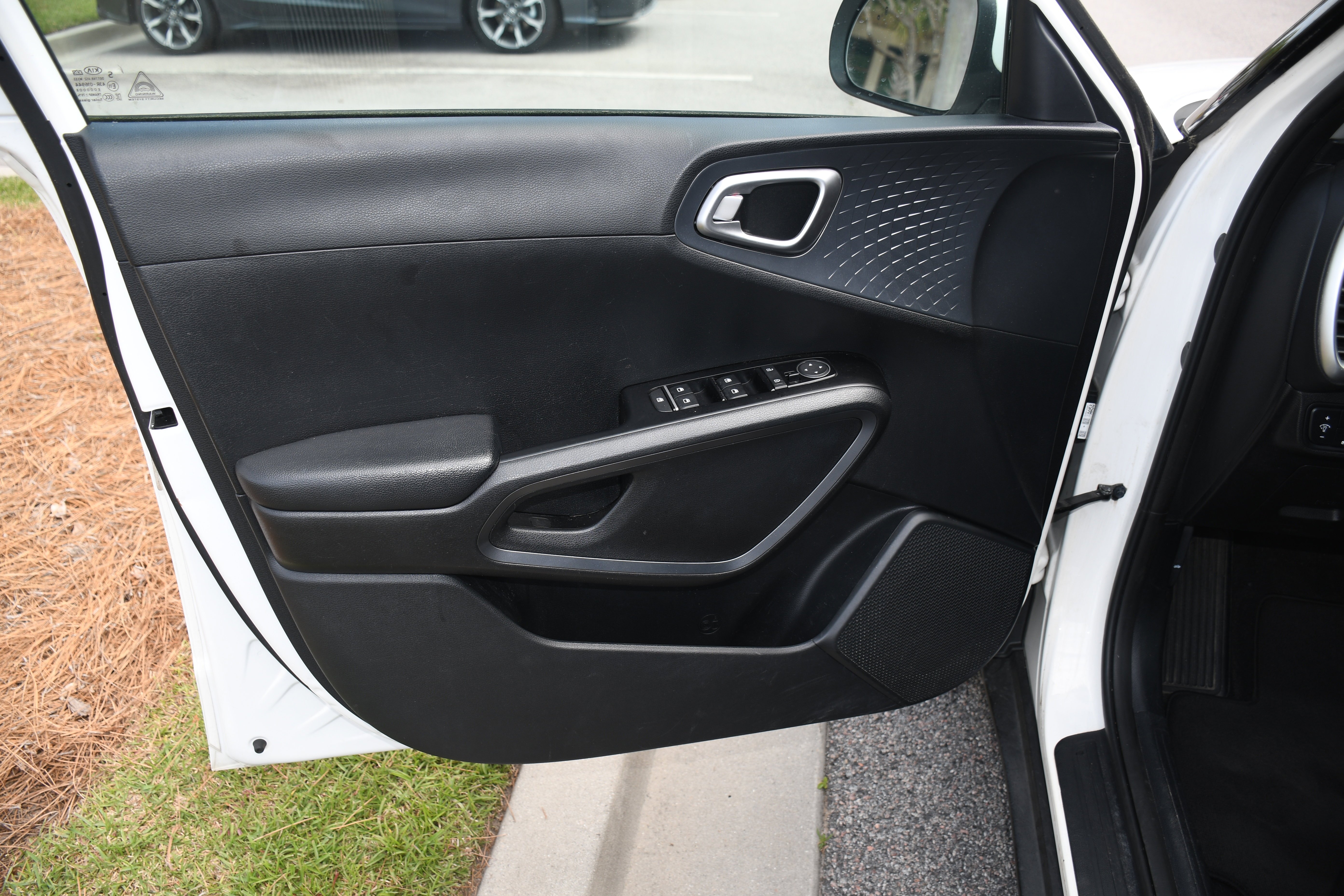 Used 2021 White Kia S image 8