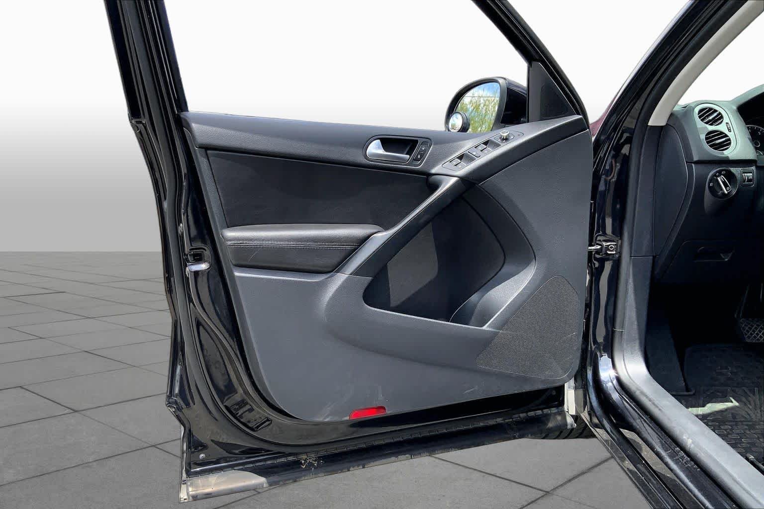 Used 2014 Reflex Silver Metallic Volkswagen SE image 19