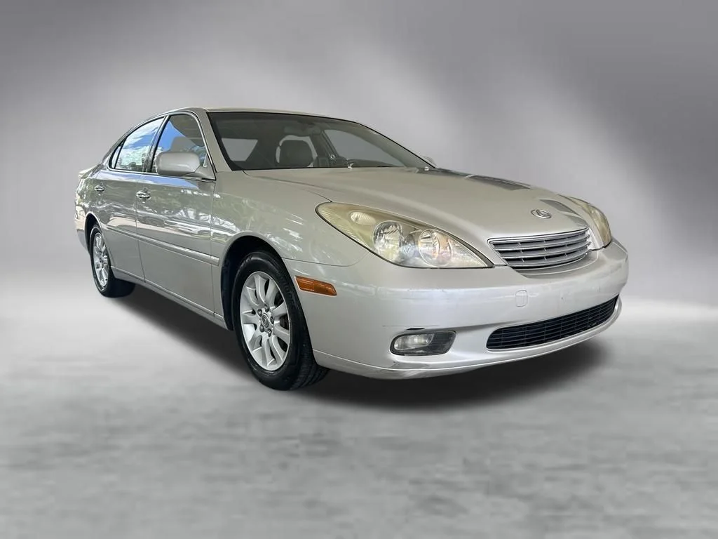 Used 2002  Lexus 300 image 2