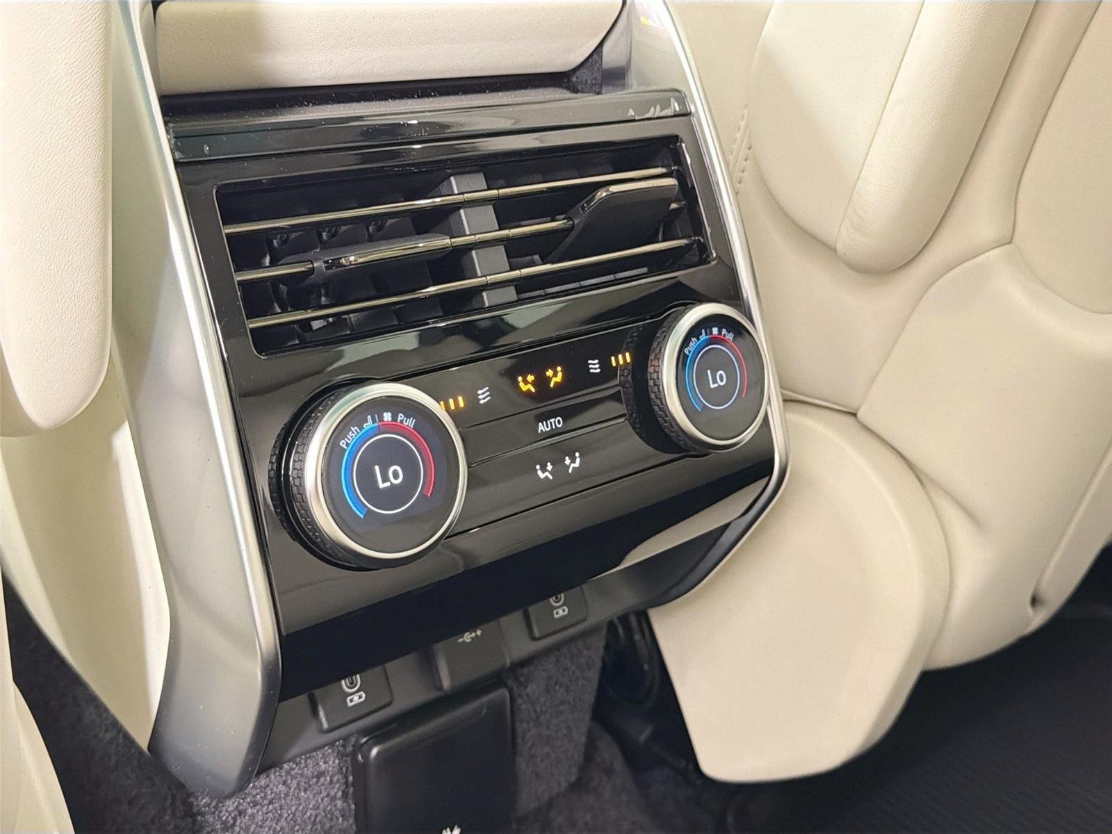 New 2026 Ethereal Frost Sliver LAND ROVER SE LWB 7-Seats / V8 image 25