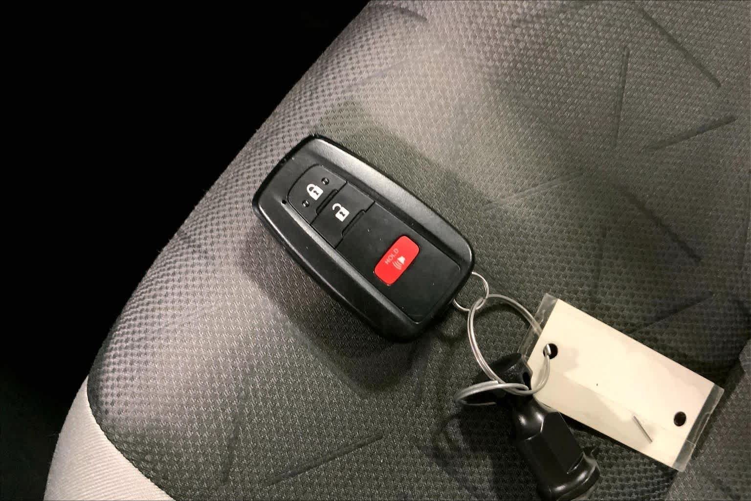 2025 Toyota RAV4 XLE - Photo 29