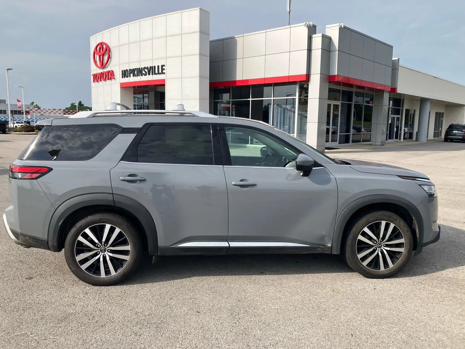 Used 2023 Boulder Gray Pearl Nissan Platinum image 9