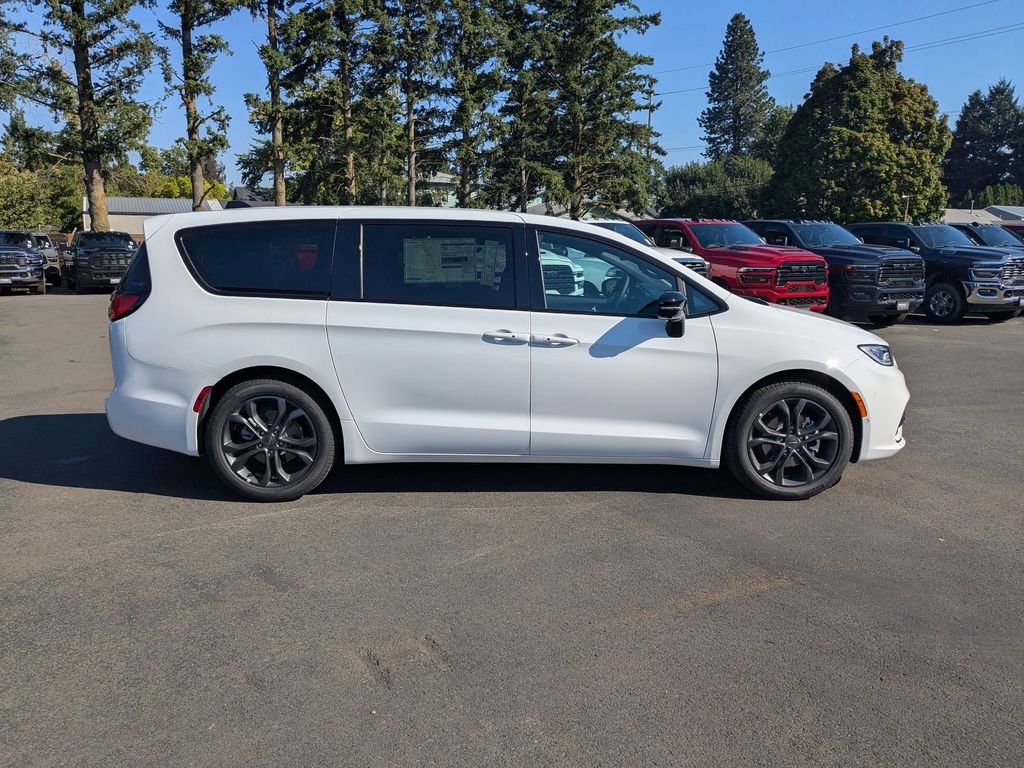 2026 Chrysler Pacifica Select - Photo 8