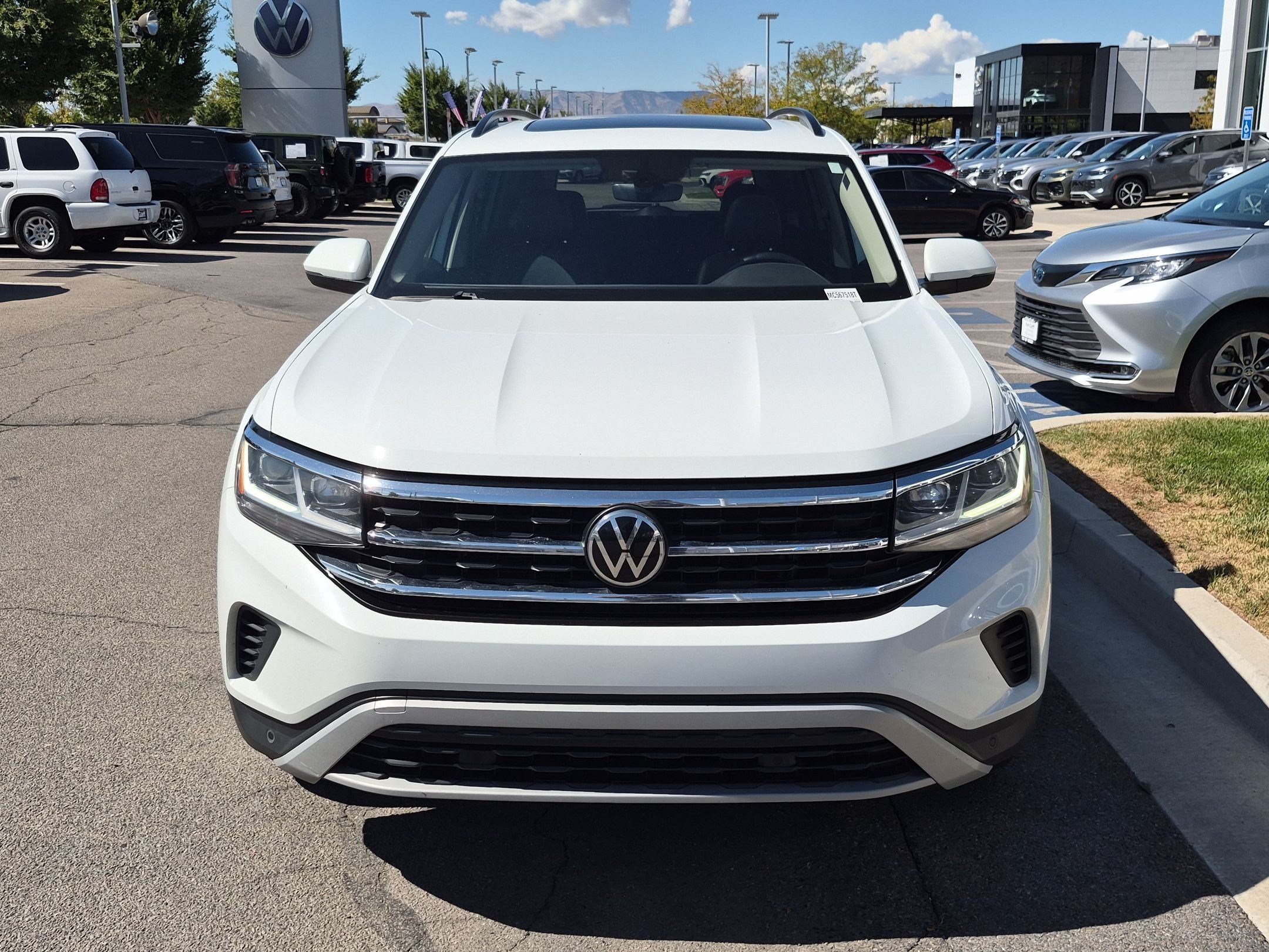 Used 2021 Pure White Volkswagen 3.6L V6 SE w/Technology image 8