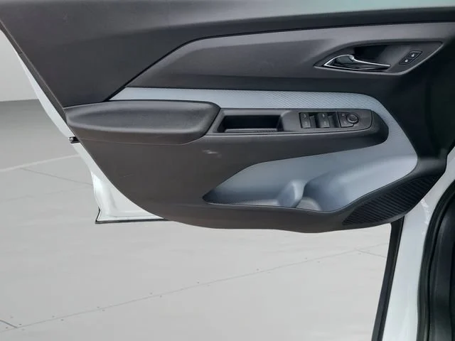 New 2027 Summit White Chevrolet LT image 17