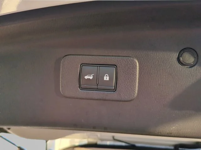 Used 2022 White Nissan SL image 12