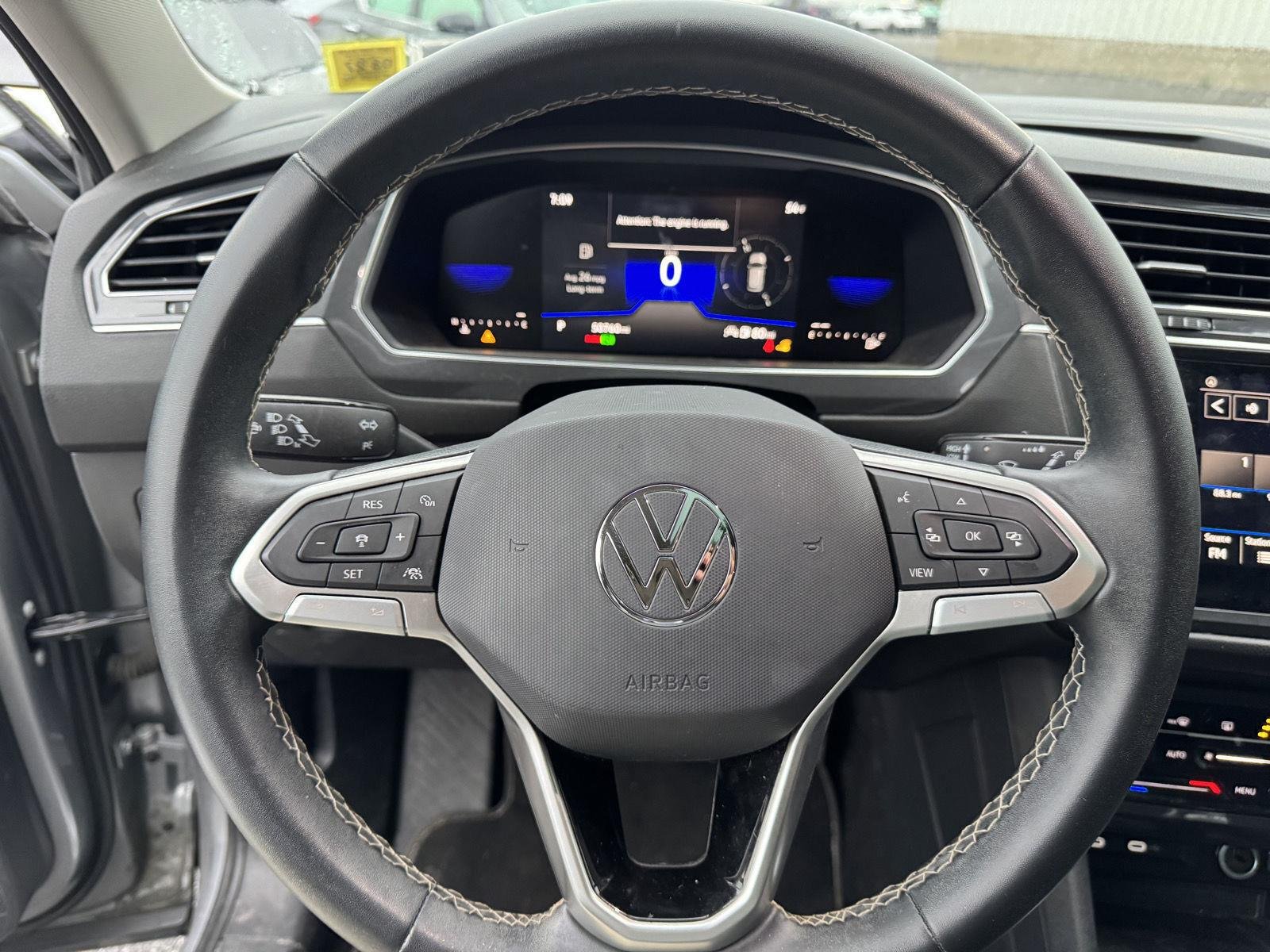 Used 2023 Pyrite Silver Metallic Volkswagen SE image 8