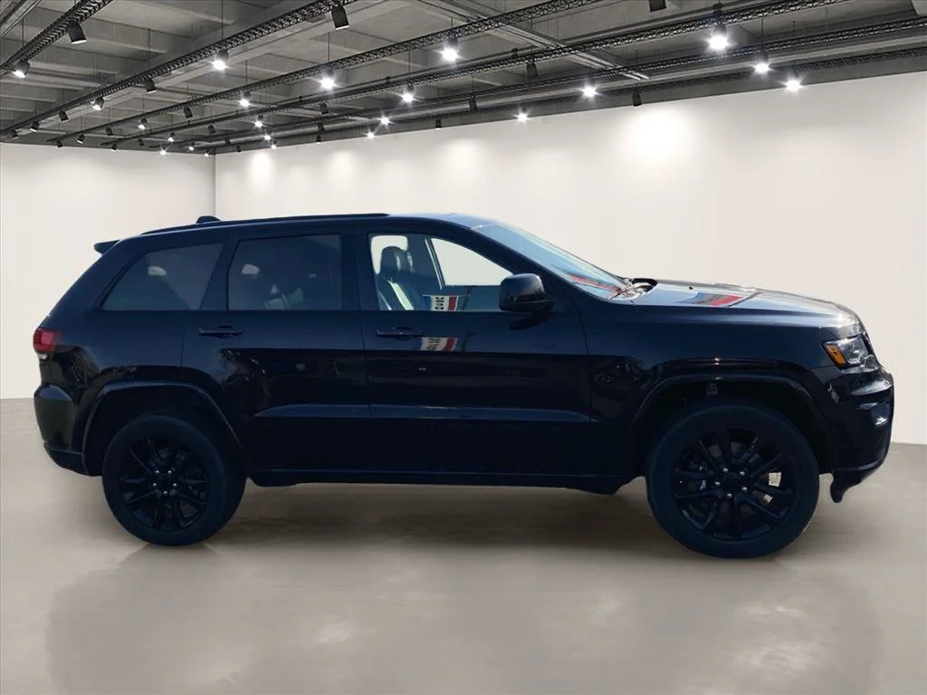 Used 2022 Diamond Black Crystal Pearlcoat Jeep Laredo X image 8