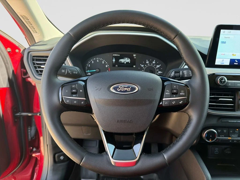 Used 2022 Rapid Red Metallic Tinted Clearcoat Ford SE image 32