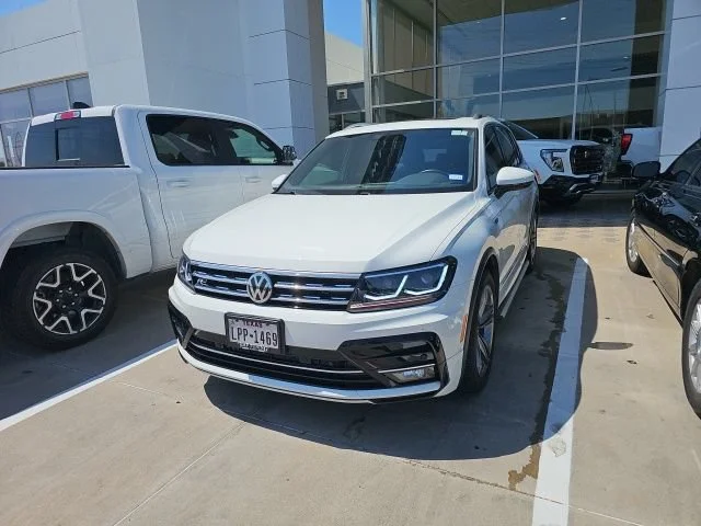 Used 2019 White Volkswagen SE image 2