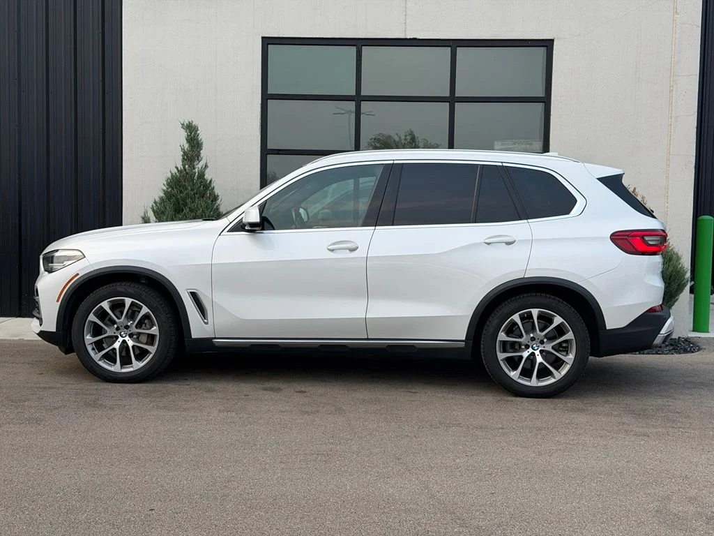 Used 2019 White BMW xDrive40i image 2