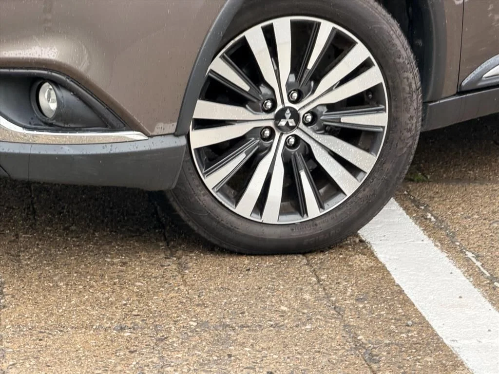 Used 2019  Mitsubishi SE image 29