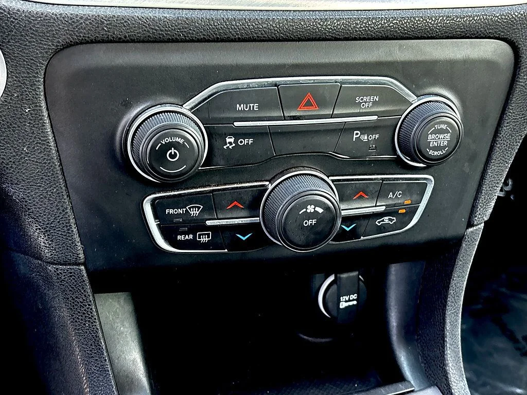 Used 2022 Black Dodge SXT image 19