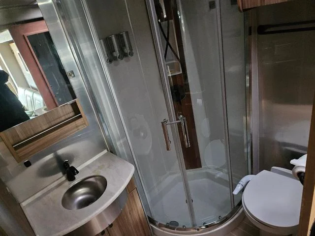 Used 2019  Mercedes-Benz Standard Roof V6 image 18