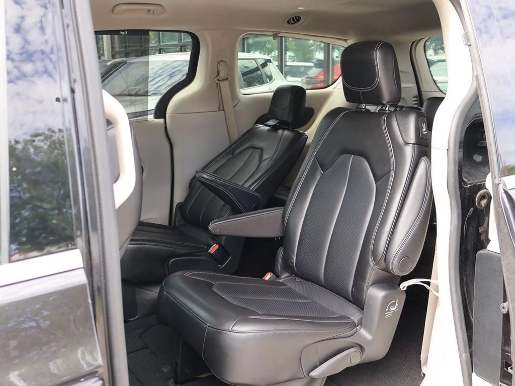 Used 2023 Black Chrysler Touring L image 28