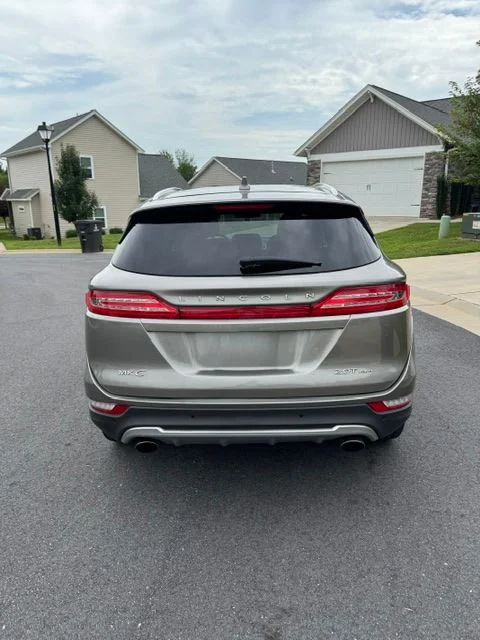 Used 2017 Silver Lincoln Reserve image 5