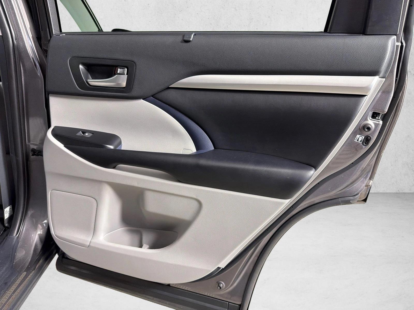 Used 2019 Predawn Gray Mica Toyota XLE image 18