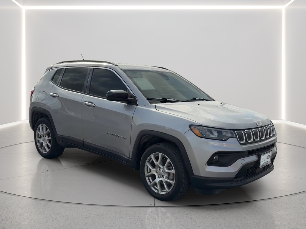 Used 2022 Silver Jeep Latitude Lux image 3